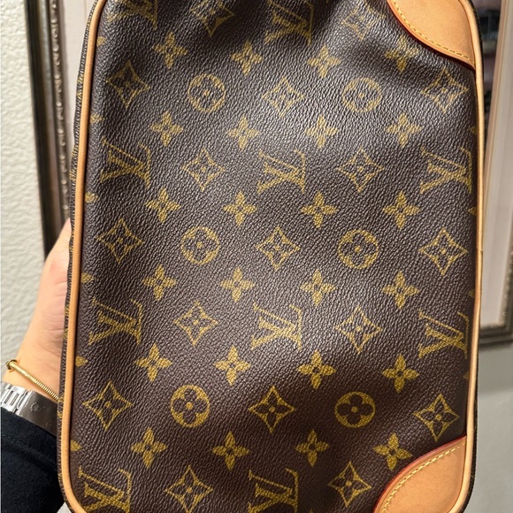 Authentic Louis Vuitton Nile canvas crossbody pre loved
Make me an offer - Picture 6 of 16